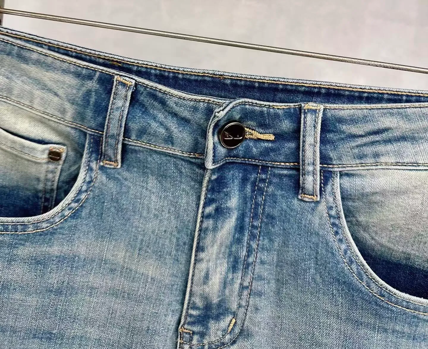 LP's latest 2036 spring and summer new casual jeans for men! Heavy duty washed jeans! Customized fabrics are softer and more comfortable than ordinary denim fabrics! Ultra-heavy industrial washing process and dual-process washing. The entire pair of pants has a comfortable hand feel, and the level of fineness and breathable effect are top-notch. All hardware brand logos are custom-made, and the materials are selected with the best attributes. A good pair of jeans, the focus is on the fabric! The elasticity of the fabric is very good and the comfort is great! The fabric density is very high! ! The imported texture is very powerful! The low-key design style is simple and elegant! 28-38 (no 37)